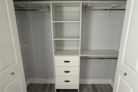 House in Miami, Florida 3 bedrooms, 132.66 sq.m. № 2022686 - photo 22