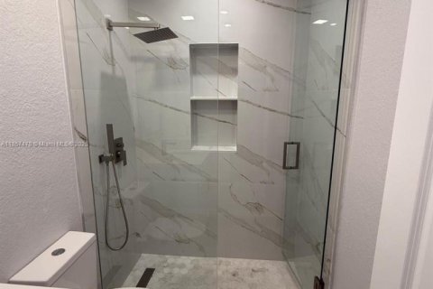 House in Miami, Florida 3 bedrooms, 132.66 sq.m. № 2022686 - photo 14