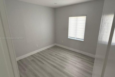 House in Miami, Florida 3 bedrooms, 132.66 sq.m. № 2022686 - photo 18