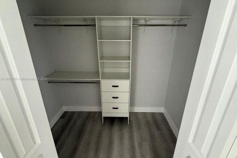 House in Miami, Florida 3 bedrooms, 132.66 sq.m. № 2022686 - photo 21