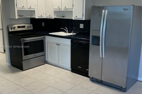 Condo in Fort Lauderdale, Florida, 1 bedroom  № 2076688 - photo 2