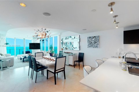 Condo in Sunny Isles Beach, Florida, 4 bedrooms  № 1960515 - photo 1