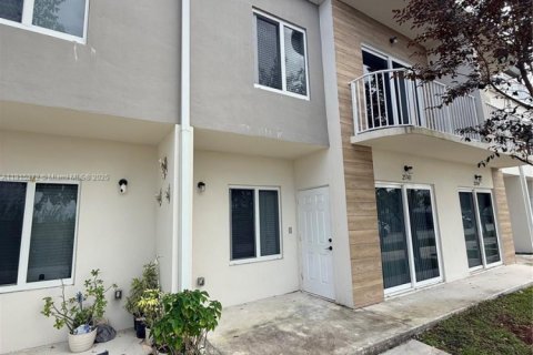 Купить таунхаус в Хомстед, Флорида 4 спальни, 129.88м2, № 1970579 - фото 2