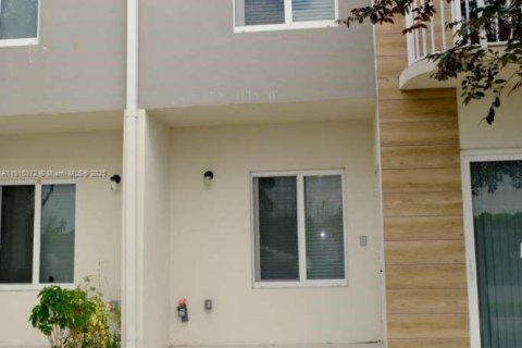 Купить таунхаус в Хомстед, Флорида 4 спальни, 129.88м2, № 1970579 - фото 3