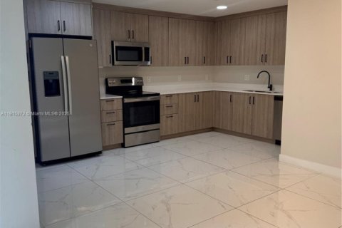 Купить таунхаус в Хомстед, Флорида 4 спальни, 129.88м2, № 1970579 - фото 5