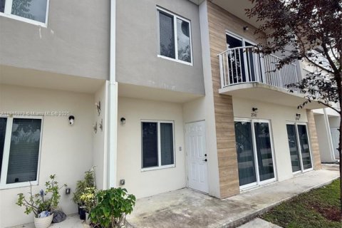 Купить таунхаус в Хомстед, Флорида 4 спальни, 129.88м2, № 1970579 - фото 1