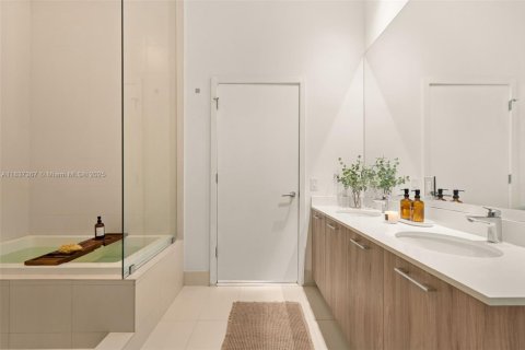 Снять в аренду кондоминиум в Майами, Флорида 3 спальни, 123м2, № 1822122 - фото 29