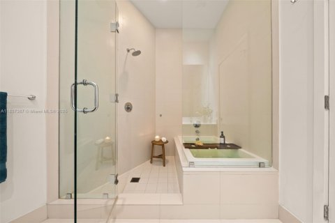 Снять в аренду кондоминиум в Майами, Флорида 3 спальни, 123м2, № 1822122 - фото 27