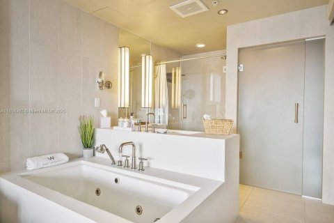 Condominio en venta en Fort Lauderdale, Florida, 1 dormitorio, 65.87 m2 № 1887522 - foto 12