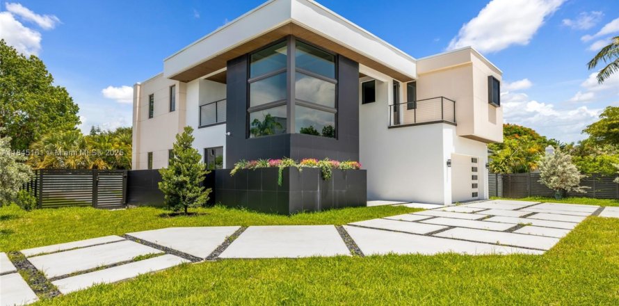 House in Fort Lauderdale, Florida 4 bedrooms, 295.8 sq.m. № 1842492