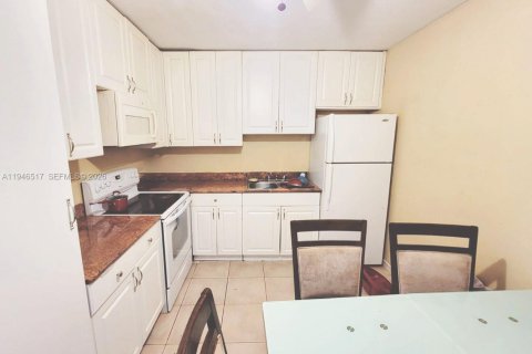 Condo in Lake Worth, Florida, 2 bedrooms  № 2002803 - photo 7