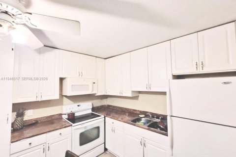 Condo in Lake Worth, Florida, 2 bedrooms  № 2002803 - photo 6