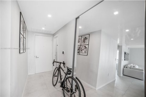 Condo in Miami, Florida, 2 bedrooms  № 1945228 - photo 8
