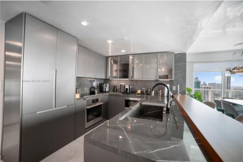 Condo in Miami, Florida, 2 bedrooms  № 1945228 - photo 6