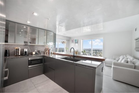 Condo in Miami, Florida, 2 bedrooms  № 1945228 - photo 7