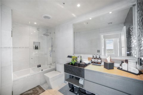 Condo in Miami, Florida, 2 bedrooms  № 1945228 - photo 18