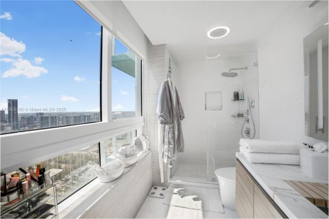 Condo in Miami, Florida, 2 bedrooms  № 1945228 - photo 13
