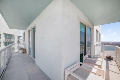 Condo in Miami, Florida, 2 bedrooms  № 1945228 - photo 21