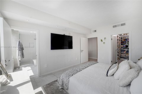 Condo in Miami, Florida, 2 bedrooms  № 1945228 - photo 15