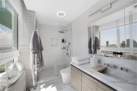 Condo in Miami, Florida, 2 bedrooms  № 1945228 - photo 14