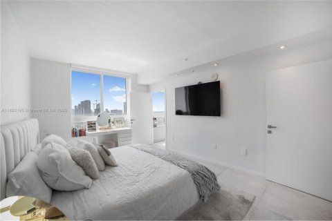 Condo in Miami, Florida, 2 bedrooms  № 1945228 - photo 10
