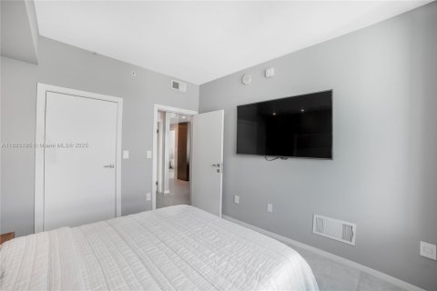 Condo in Miami, Florida, 2 bedrooms  № 1945228 - photo 17