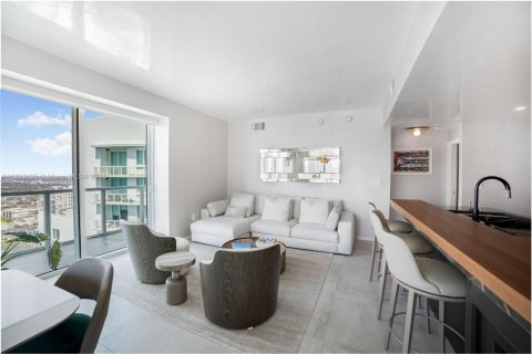 Condo in Miami, Florida, 2 bedrooms  № 1945228 - photo 3