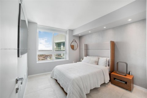 Condo in Miami, Florida, 2 bedrooms  № 1945228 - photo 16