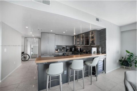 Condo in Miami, Florida, 2 bedrooms  № 1945228 - photo 5