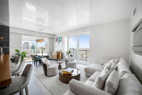 Condo in Miami, Florida, 2 bedrooms  № 1945228 - photo 1