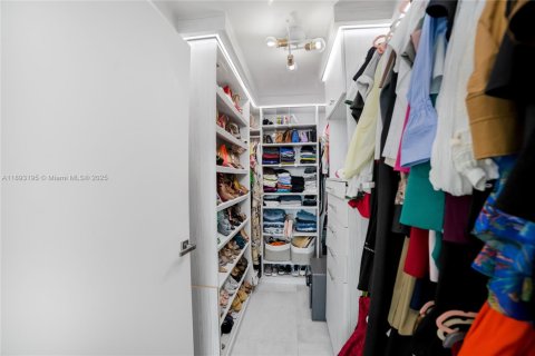 Condo in Miami, Florida, 2 bedrooms  № 1945228 - photo 11