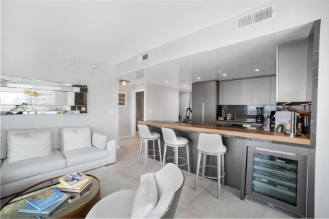 Condo in Miami, Florida, 2 bedrooms  № 1945228 - photo 4