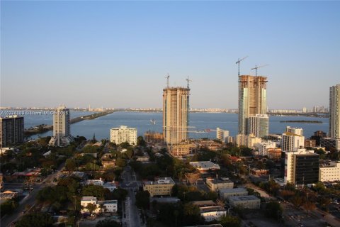 Condo in Miami, Florida, 2 bedrooms  № 1868285 - photo 2
