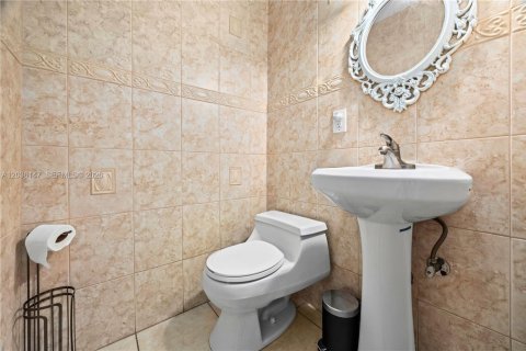 House in Dania Beach, Florida 4 bedrooms, 199.74 sq.m. № 2244160 - photo 24