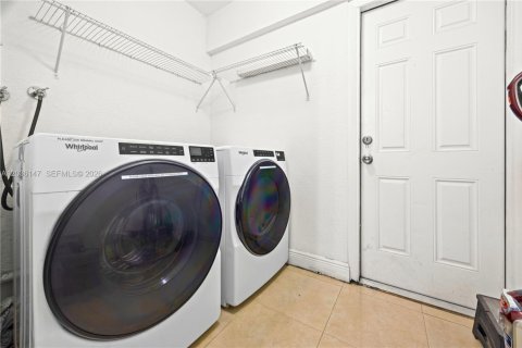 House in Dania Beach, Florida 4 bedrooms, 199.74 sq.m. № 2244160 - photo 26