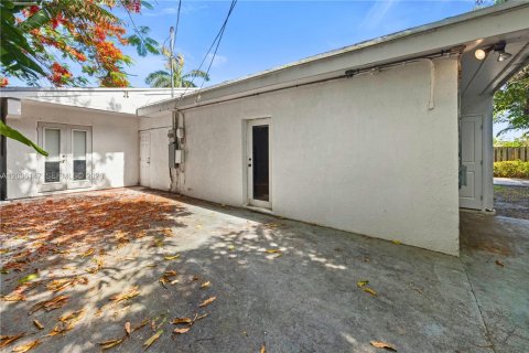House in Dania Beach, Florida 4 bedrooms, 199.74 sq.m. № 2244160 - photo 30