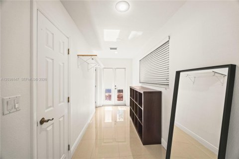 House in Dania Beach, Florida 4 bedrooms, 199.74 sq.m. № 2244160 - photo 15