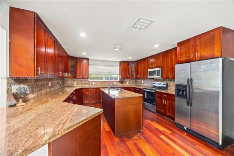 House in Dania Beach, Florida 4 bedrooms, 199.74 sq.m. № 2244160 - photo 5