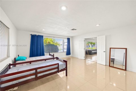 House in Dania Beach, Florida 4 bedrooms, 199.74 sq.m. № 2244160 - photo 12
