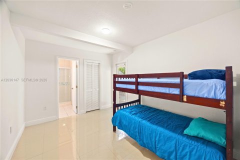 House in Dania Beach, Florida 4 bedrooms, 199.74 sq.m. № 2244160 - photo 16