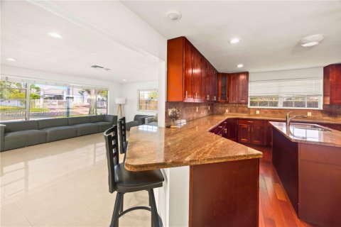 House in Dania Beach, Florida 4 bedrooms, 199.74 sq.m. № 2244160 - photo 8