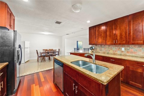 House in Dania Beach, Florida 4 bedrooms, 199.74 sq.m. № 2244160 - photo 7
