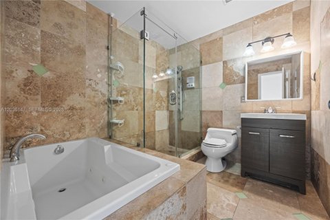 House in Dania Beach, Florida 4 bedrooms, 199.74 sq.m. № 2244160 - photo 28