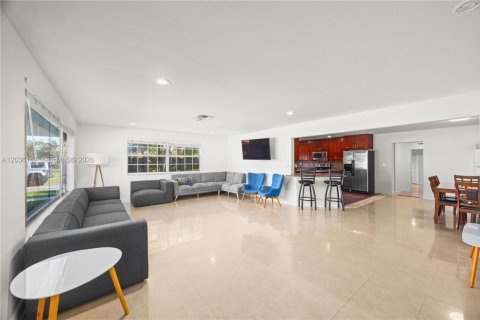 House in Dania Beach, Florida 4 bedrooms, 199.74 sq.m. № 2244160 - photo 10