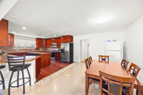 House in Dania Beach, Florida 4 bedrooms, 199.74 sq.m. № 2244160 - photo 9
