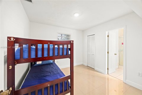 House in Dania Beach, Florida 4 bedrooms, 199.74 sq.m. № 2244160 - photo 20