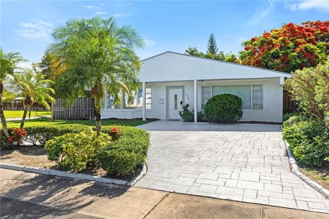 House in Dania Beach, Florida 4 bedrooms, 199.74 sq.m. № 2244160 - photo 2
