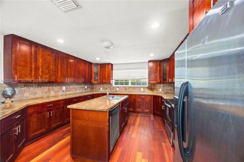 House in Dania Beach, Florida 4 bedrooms, 199.74 sq.m. № 2244160 - photo 6