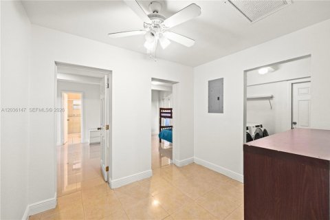 House in Dania Beach, Florida 4 bedrooms, 199.74 sq.m. № 2244160 - photo 17