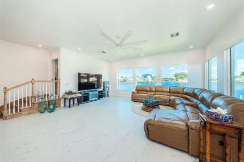 Casa en venta en Saint Petersburg, Florida, 4 dormitorios, 266.72 m2 № 2388215 - foto 11